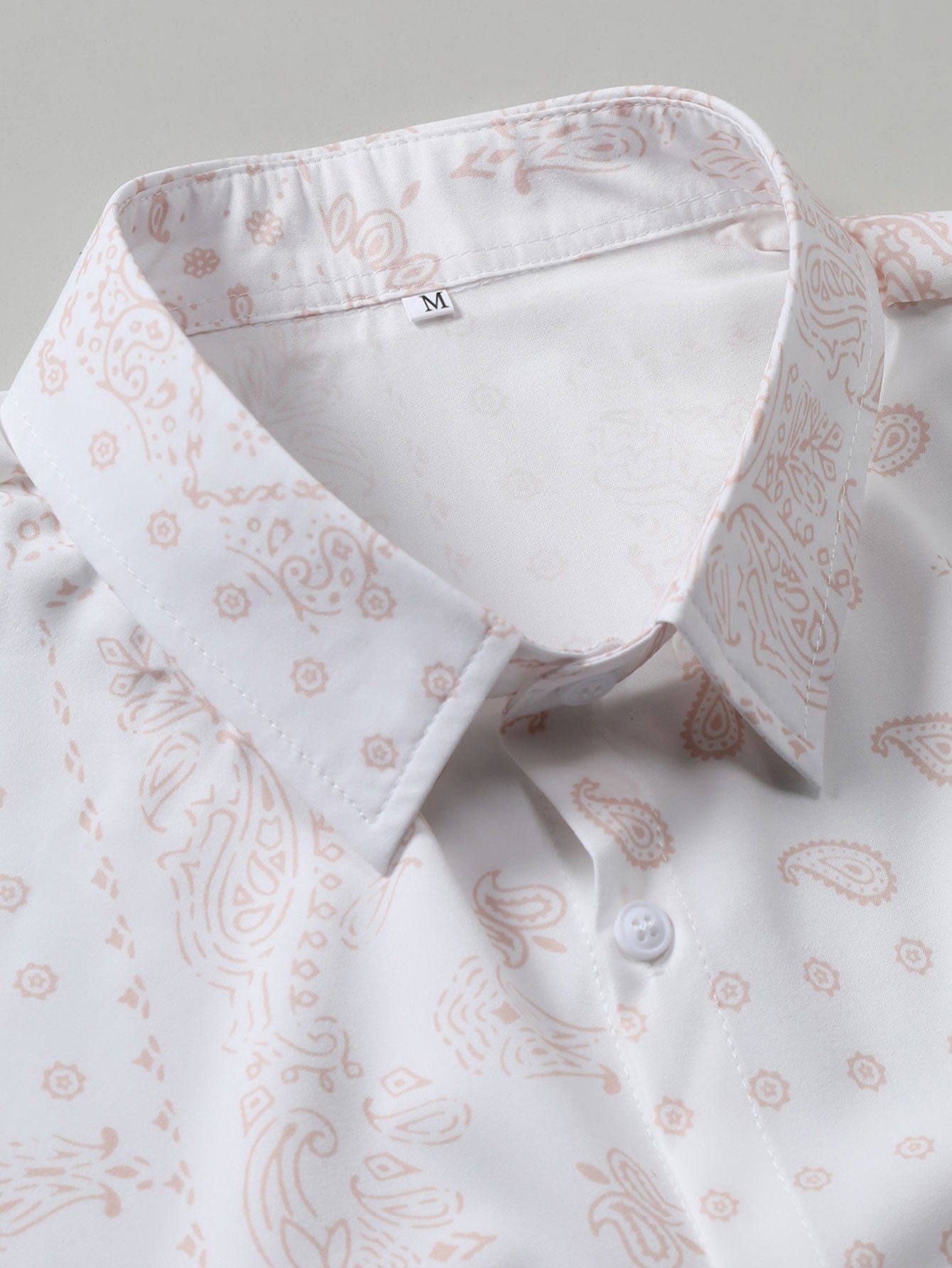 Camisa abotonada con estampado paisley y bañador corto.