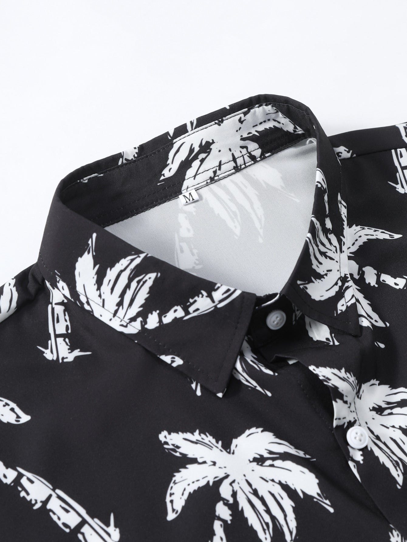 Camisa abotonada con estampado de palmeras y Short corto.