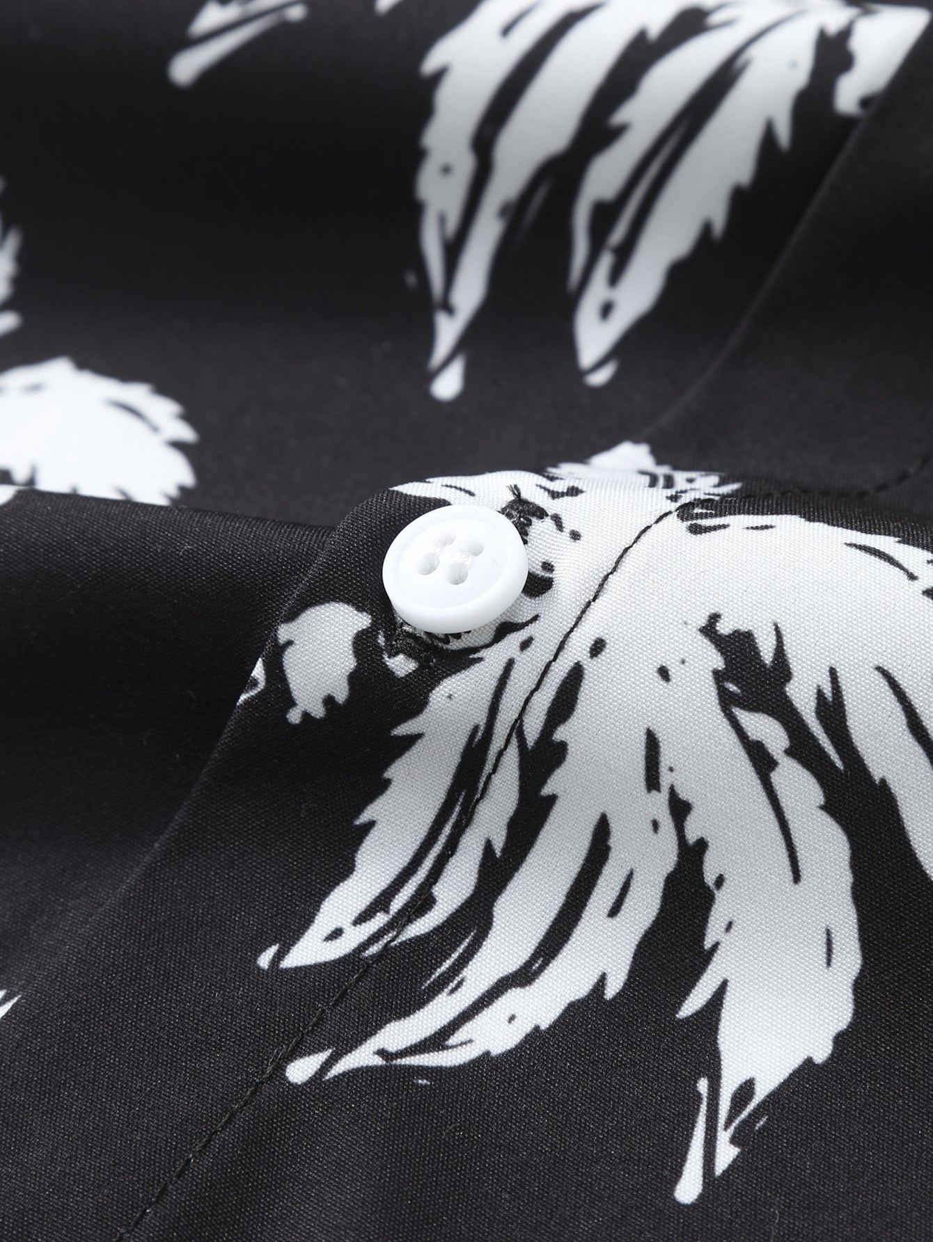 Camisa abotonada con estampado de palmeras y Short corto.