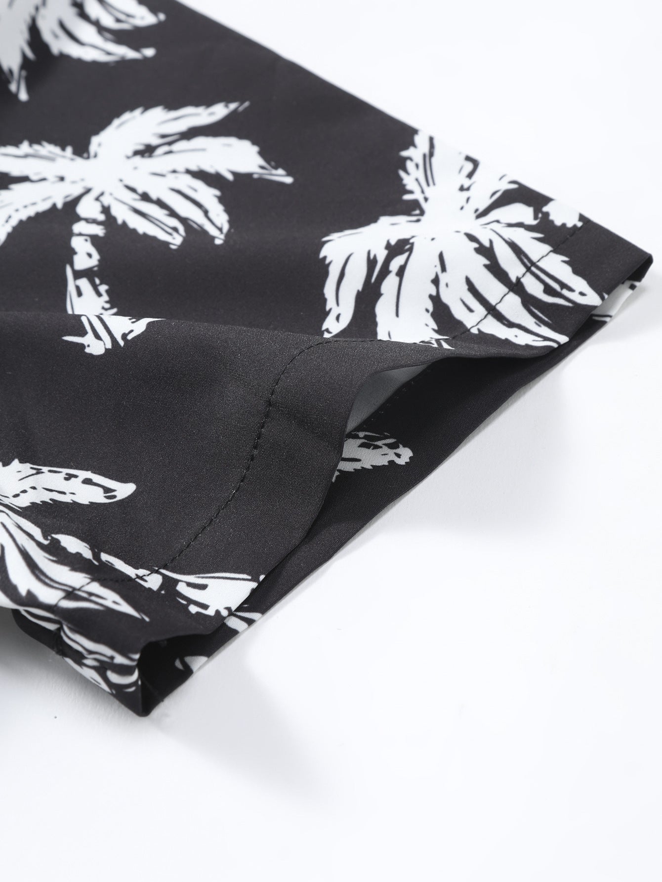 Camisa abotonada con estampado de palmeras y Short corto.