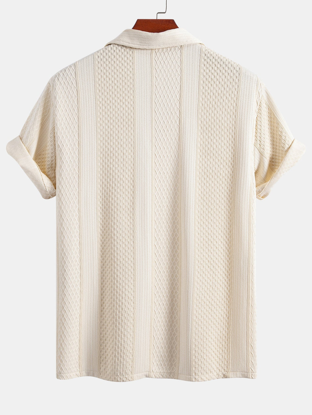 Camisa abotonada de jacquard geométrico y pantalones rectos con textura arrugada.