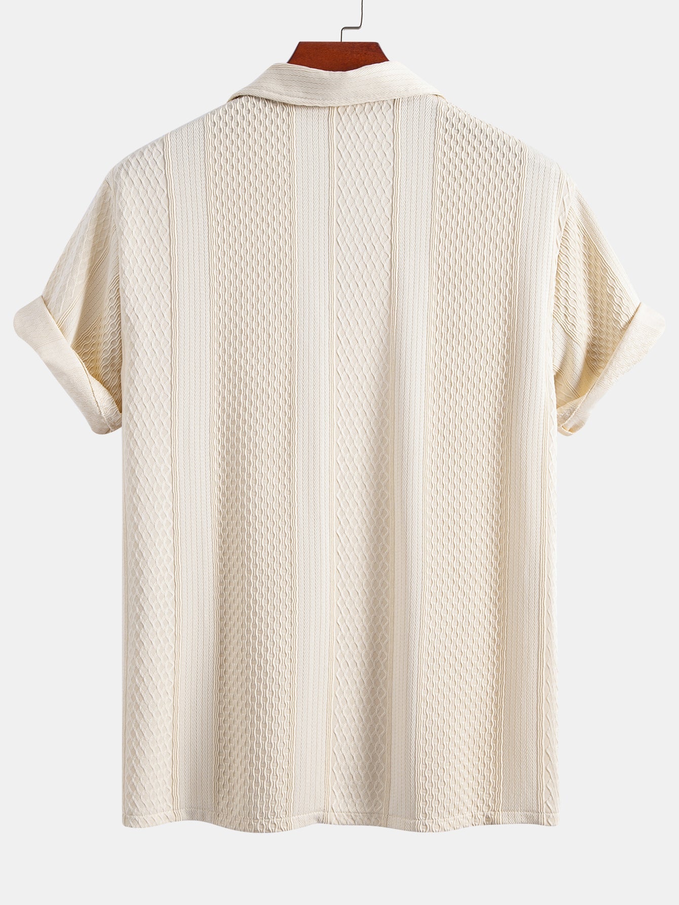 Camisa abotonada de jacquard geométrico y pantalones rectos con textura arrugada.