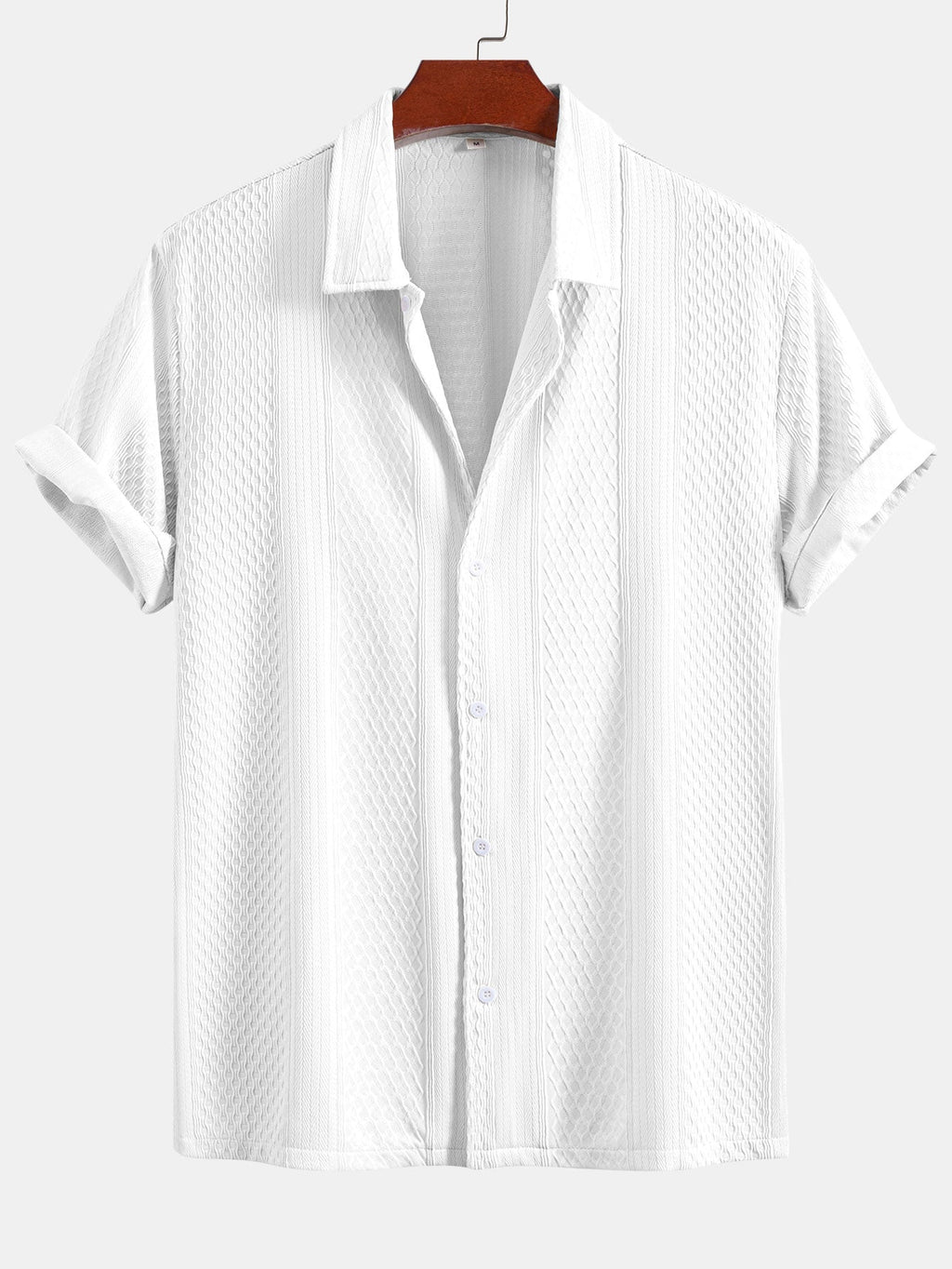 Camisa abotonada de jacquard geométrico y pantalones rectos con textura arrugada.