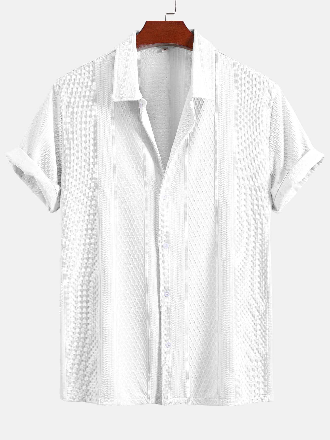 Camisa abotonada de jacquard geométrico y pantalones rectos con textura arrugada.
