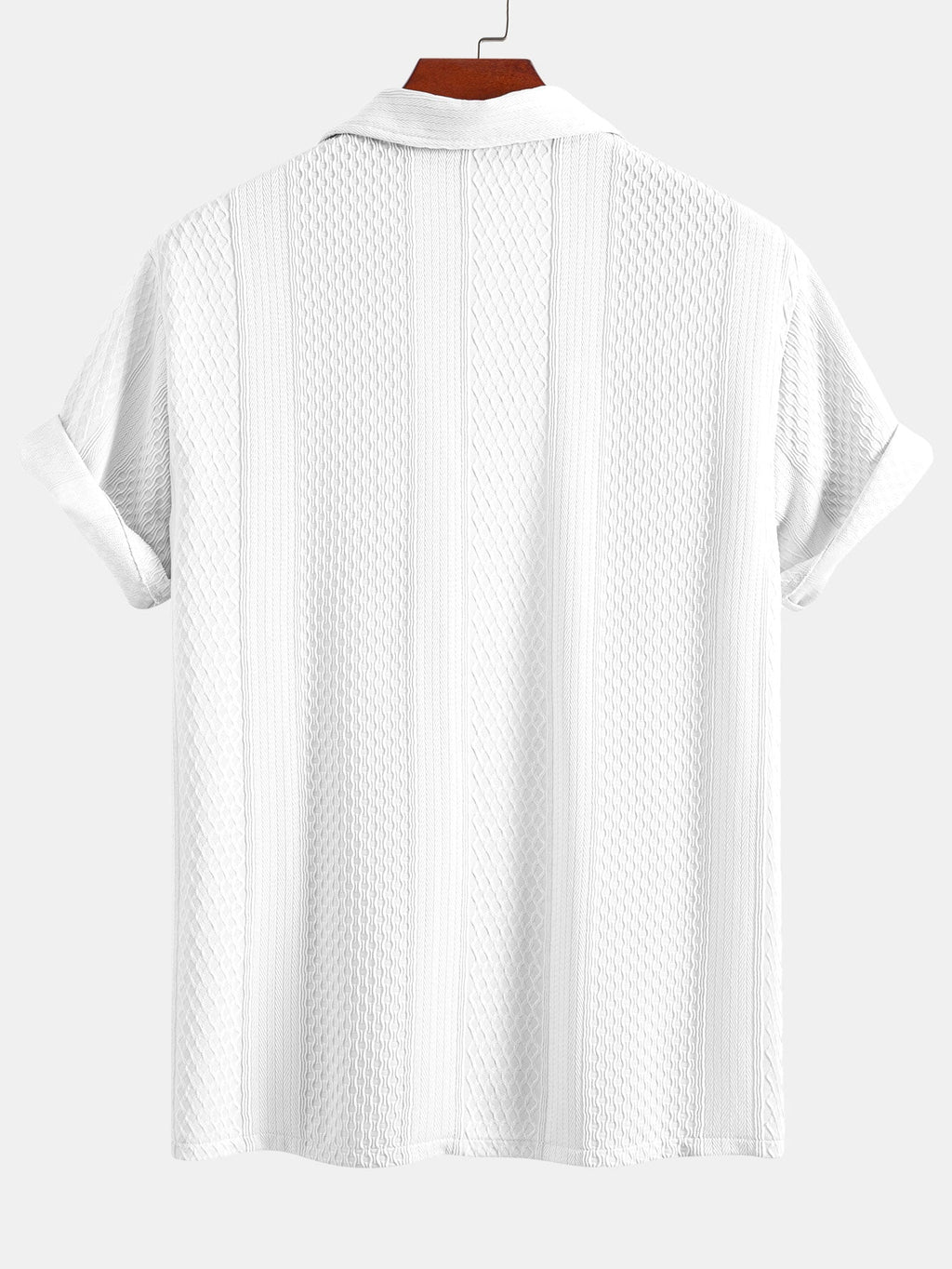 Camisa abotonada de jacquard geométrico y pantalones rectos con textura arrugada.