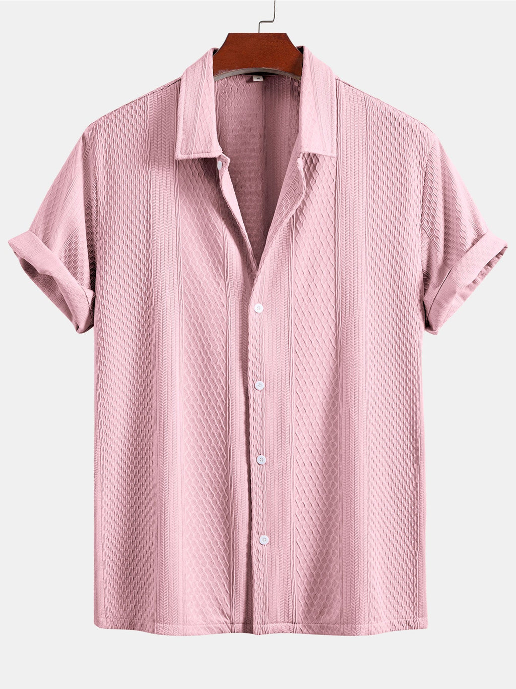 Camisa abotonada de jacquard geométrico y pantalones rectos con textura arrugada.