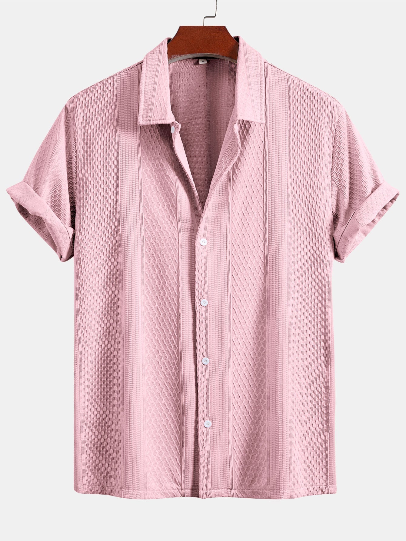 Camisa abotonada de jacquard geométrico y pantalones rectos con textura arrugada.
