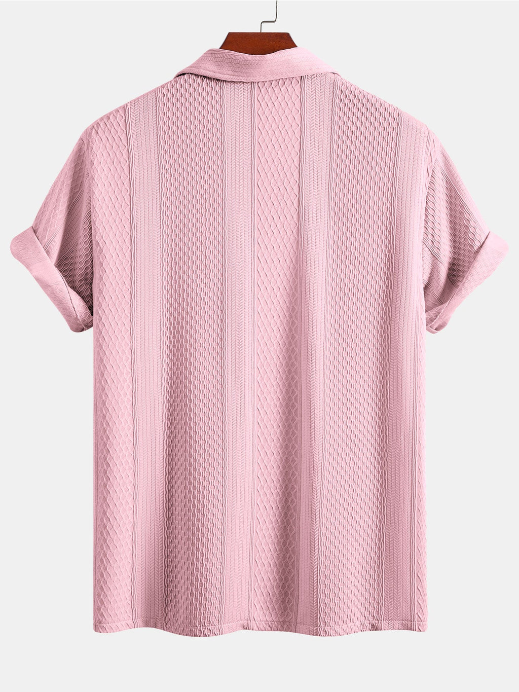 Camisa abotonada de jacquard geométrico y pantalones rectos con textura arrugada.