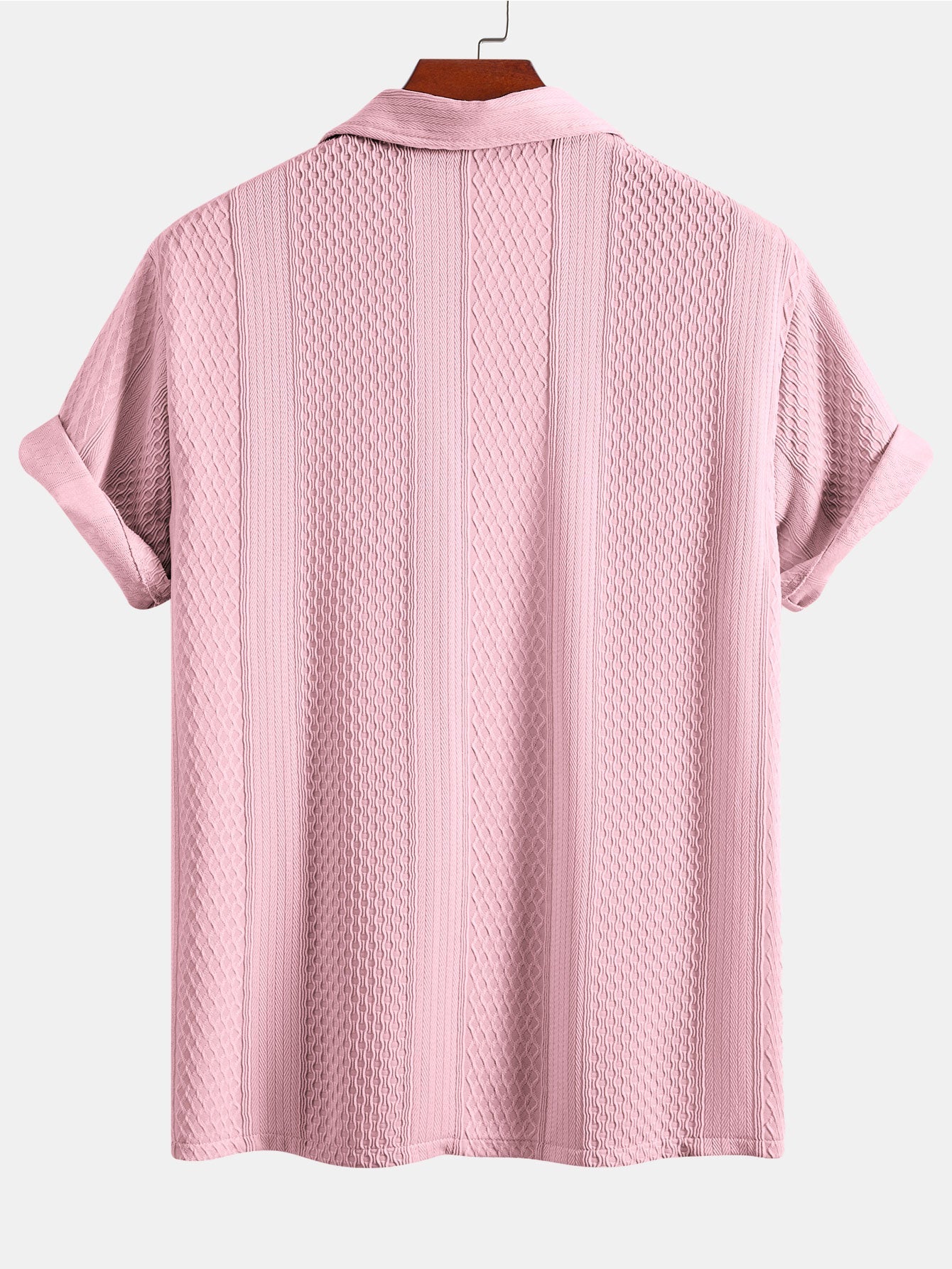 Camisa abotonada de jacquard geométrico y pantalones rectos con textura arrugada.