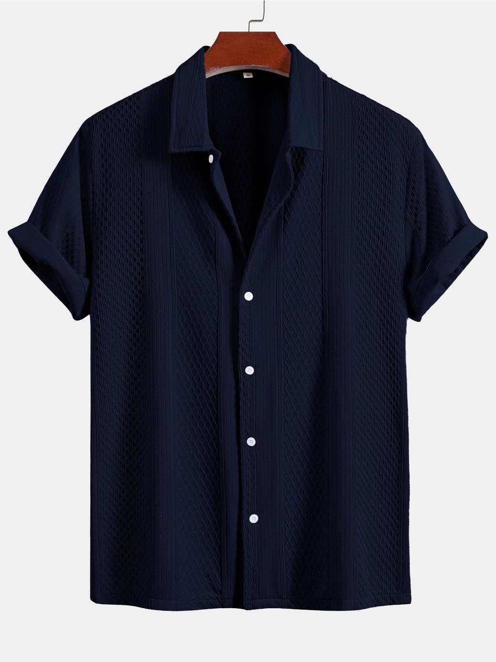 Camisa abotonada de jacquard geométrico y pantalones rectos con textura arrugada.