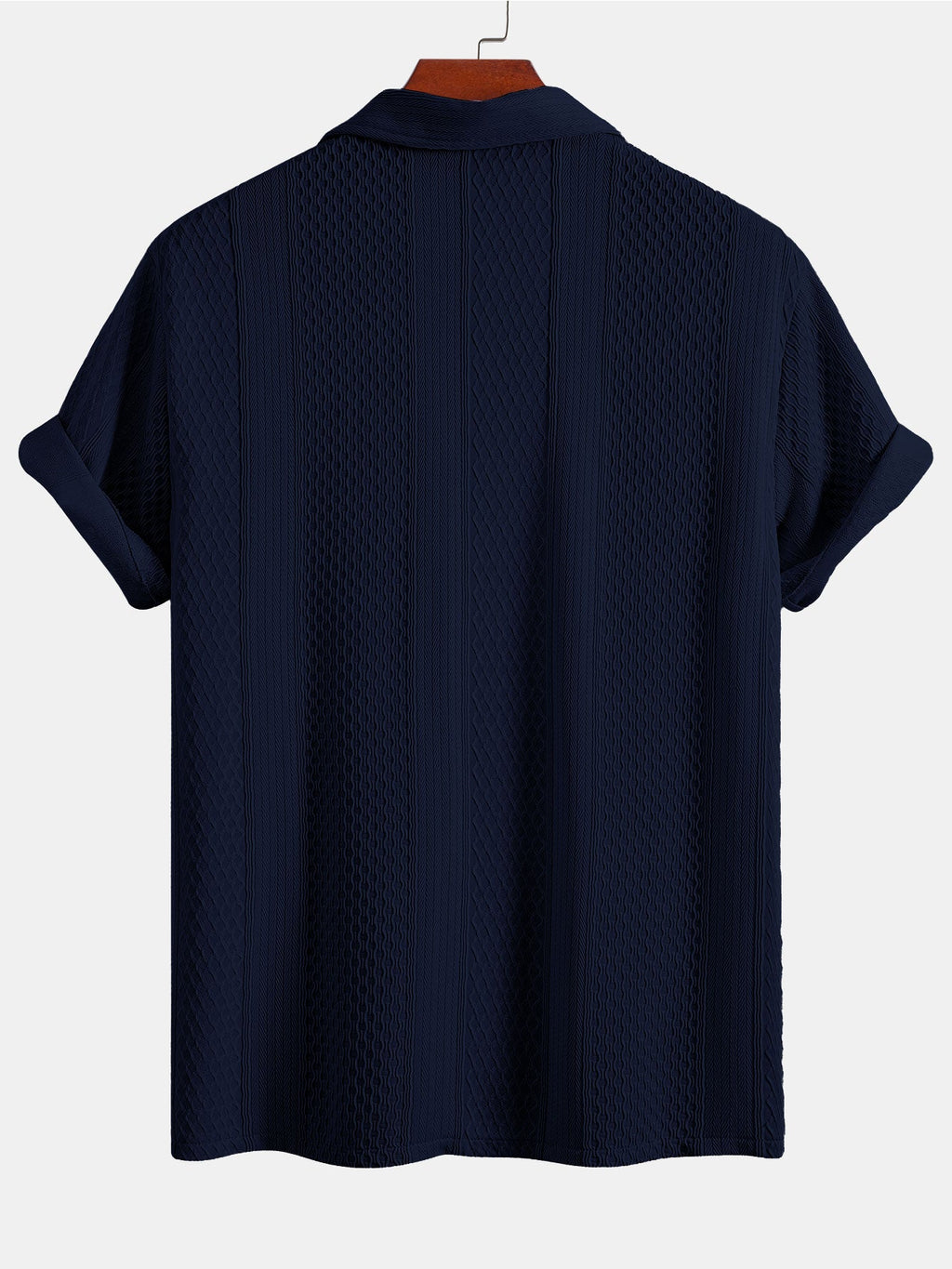Camisa abotonada de jacquard geométrico y pantalones rectos con textura arrugada.