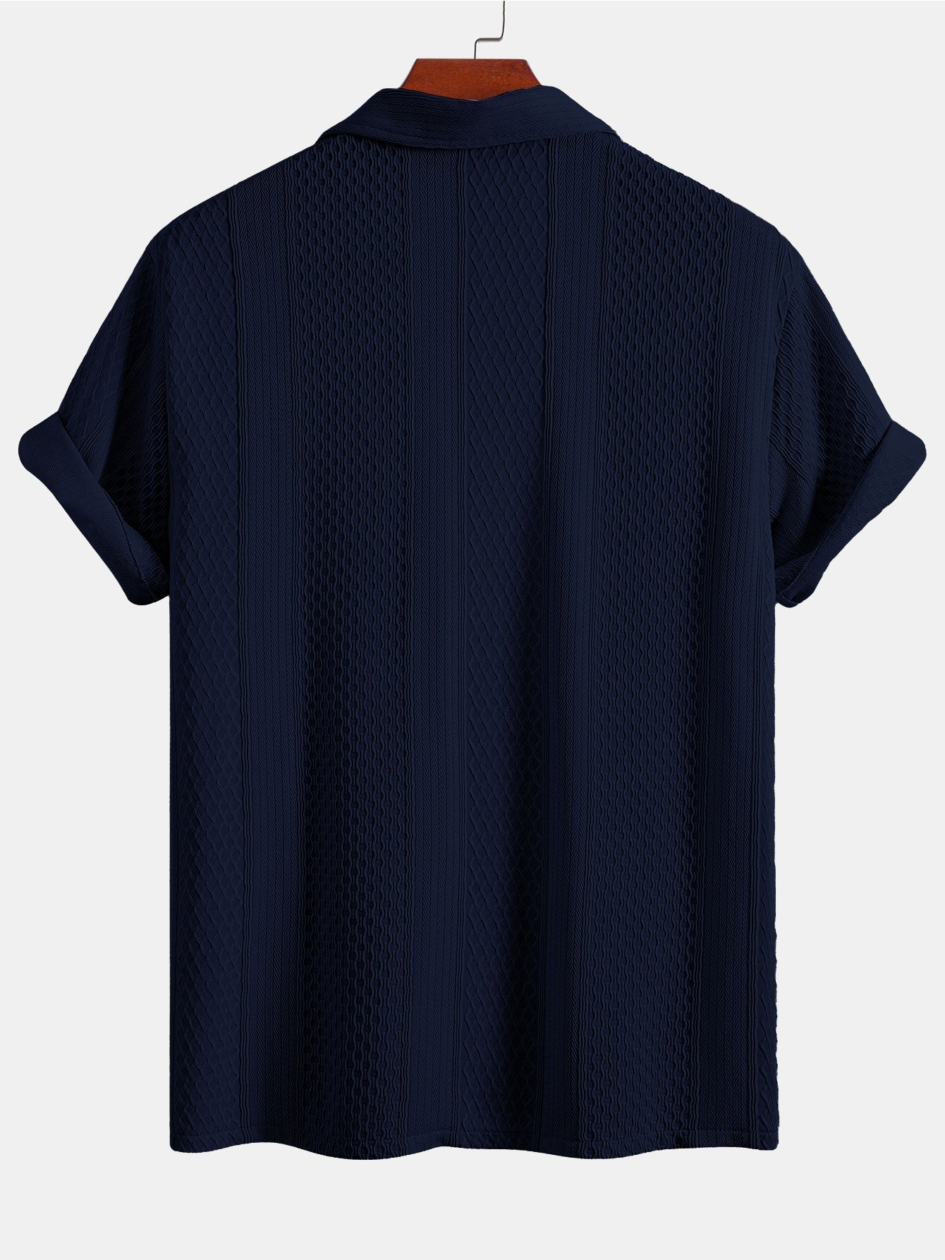 Camisa abotonada de jacquard geométrico y pantalones rectos con textura arrugada.