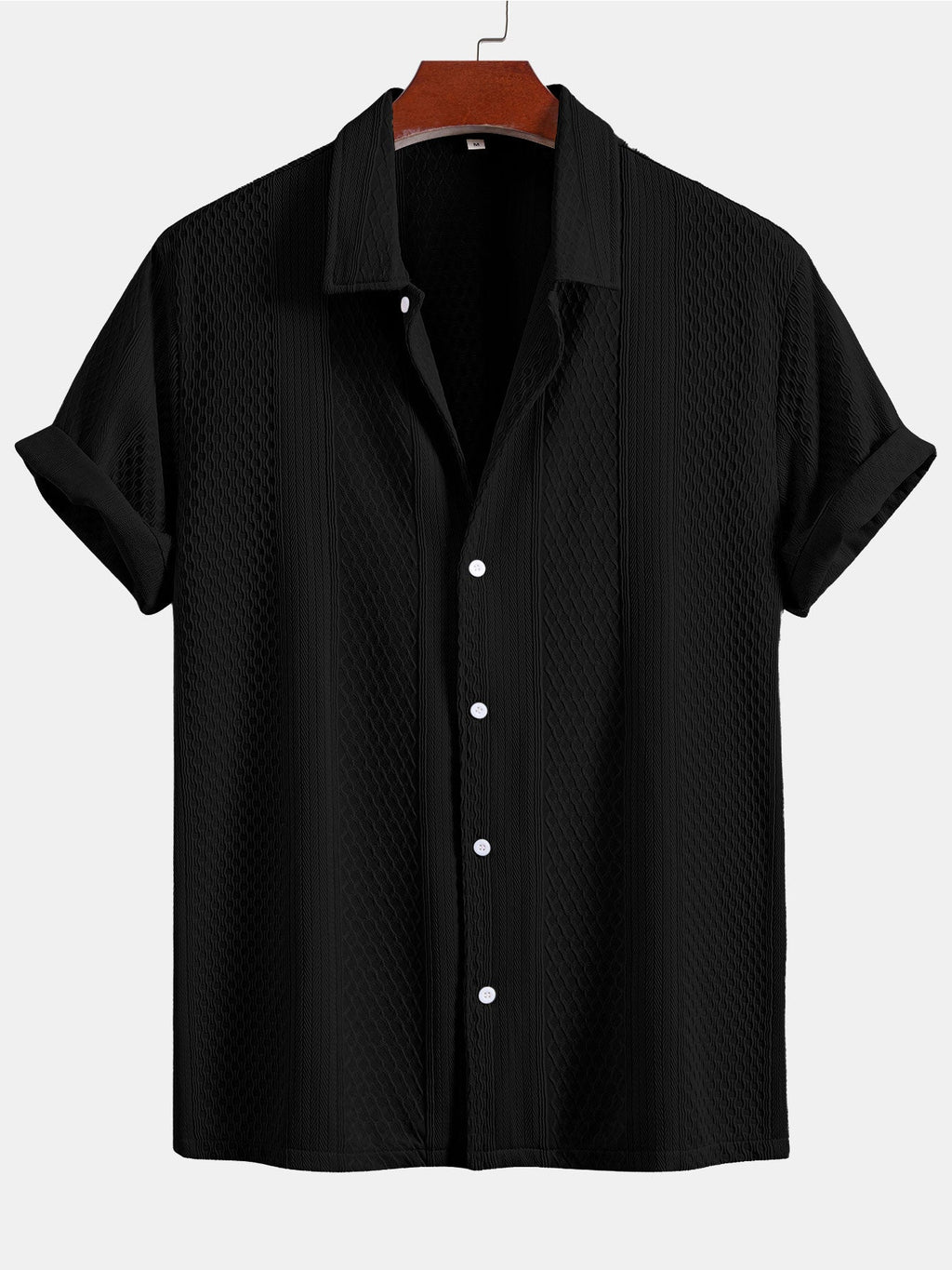 Camisa abotonada de jacquard geométrico y pantalones rectos con textura arrugada.