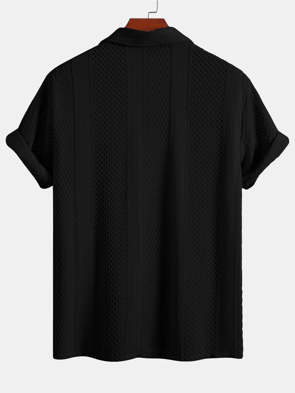 Camisa abotonada de jacquard geométrico y pantalones rectos con textura arrugada.
