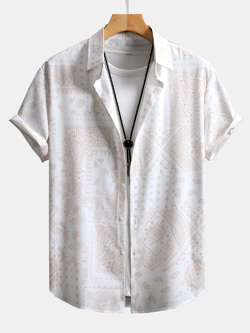Camisa abotonada con estampado paisley y bañador corto.
