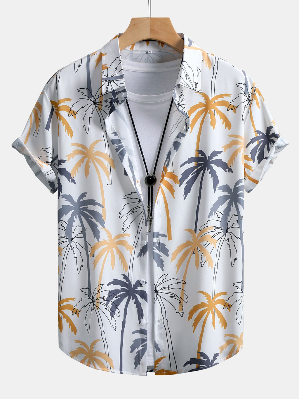Camisa abotonada con estampado de palmeras y bañador corto.