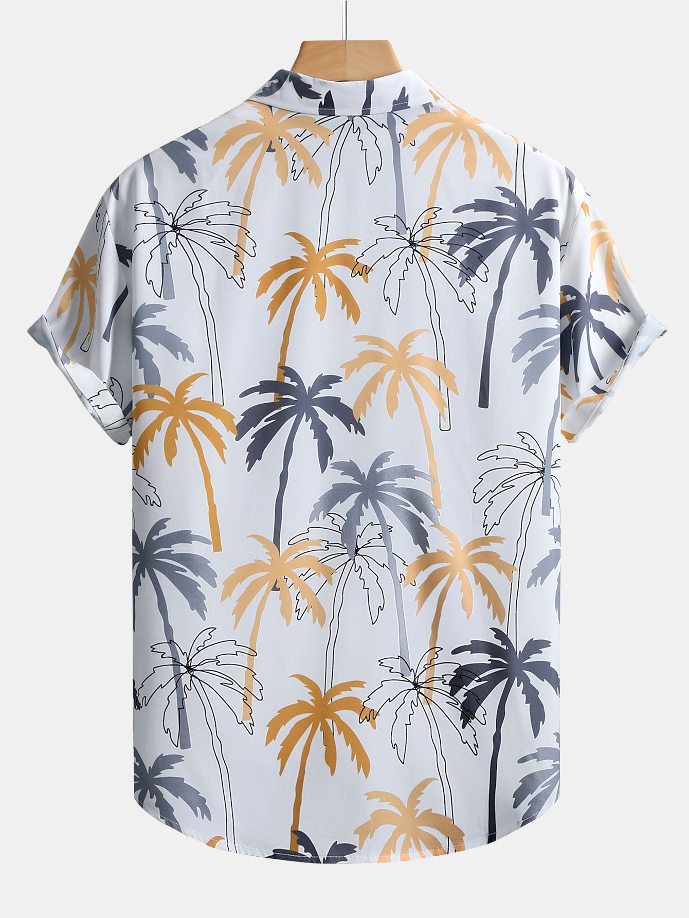 Camisa abotonada con estampado de palmeras y bañador corto.