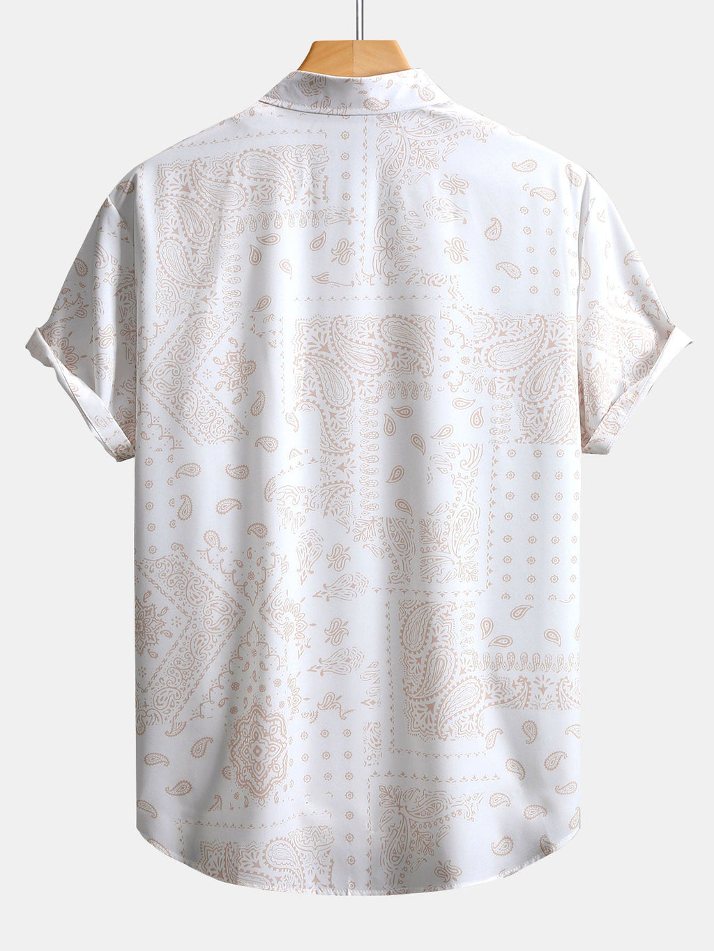 Camisa abotonada con estampado paisley y bañador corto.