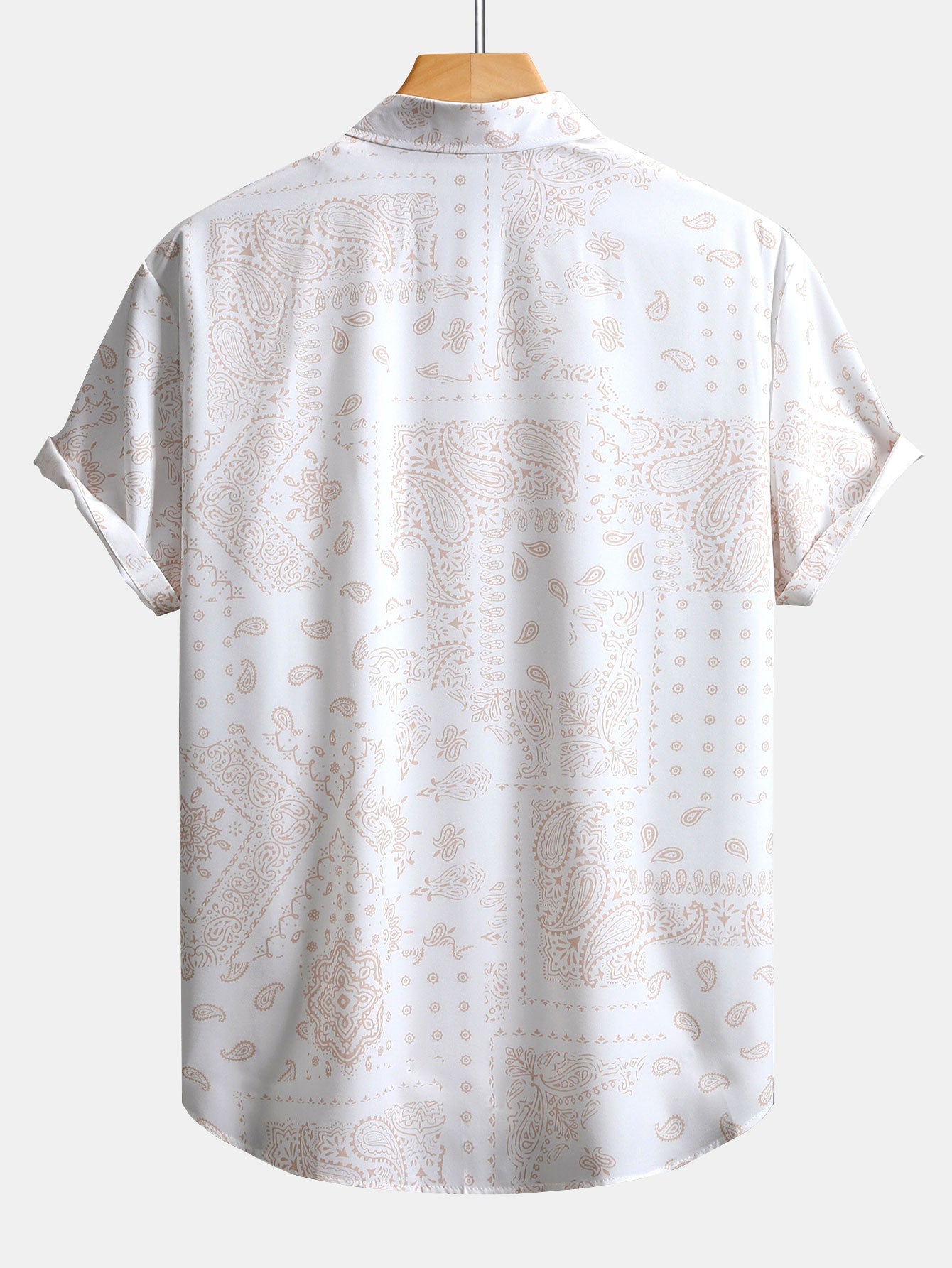 Camisa abotonada con estampado paisley y bañador corto.