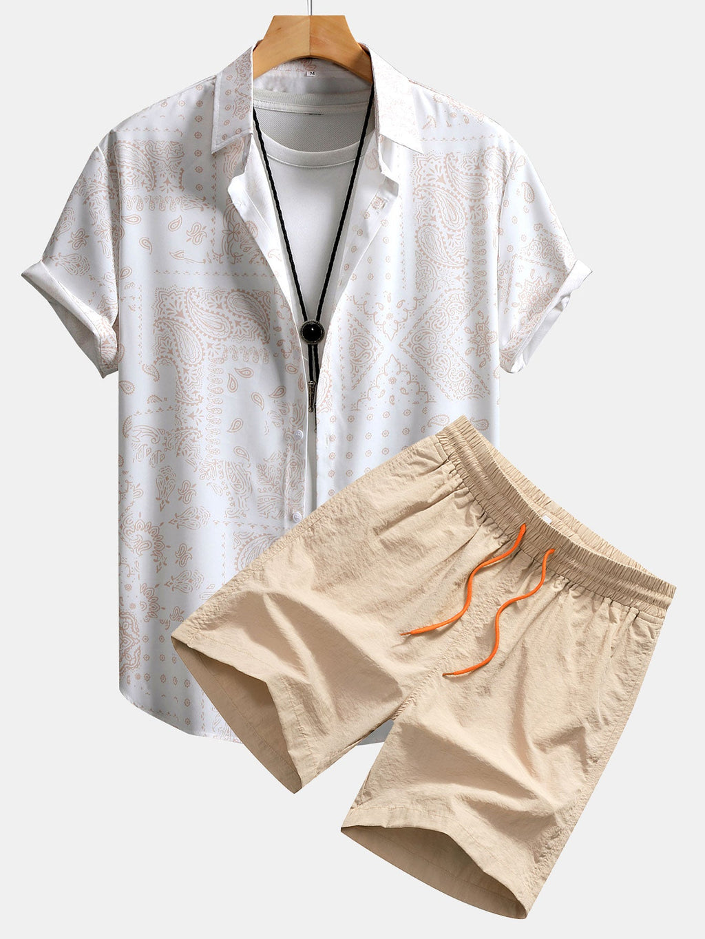 Camisa abotonada con estampado paisley y bañador corto.