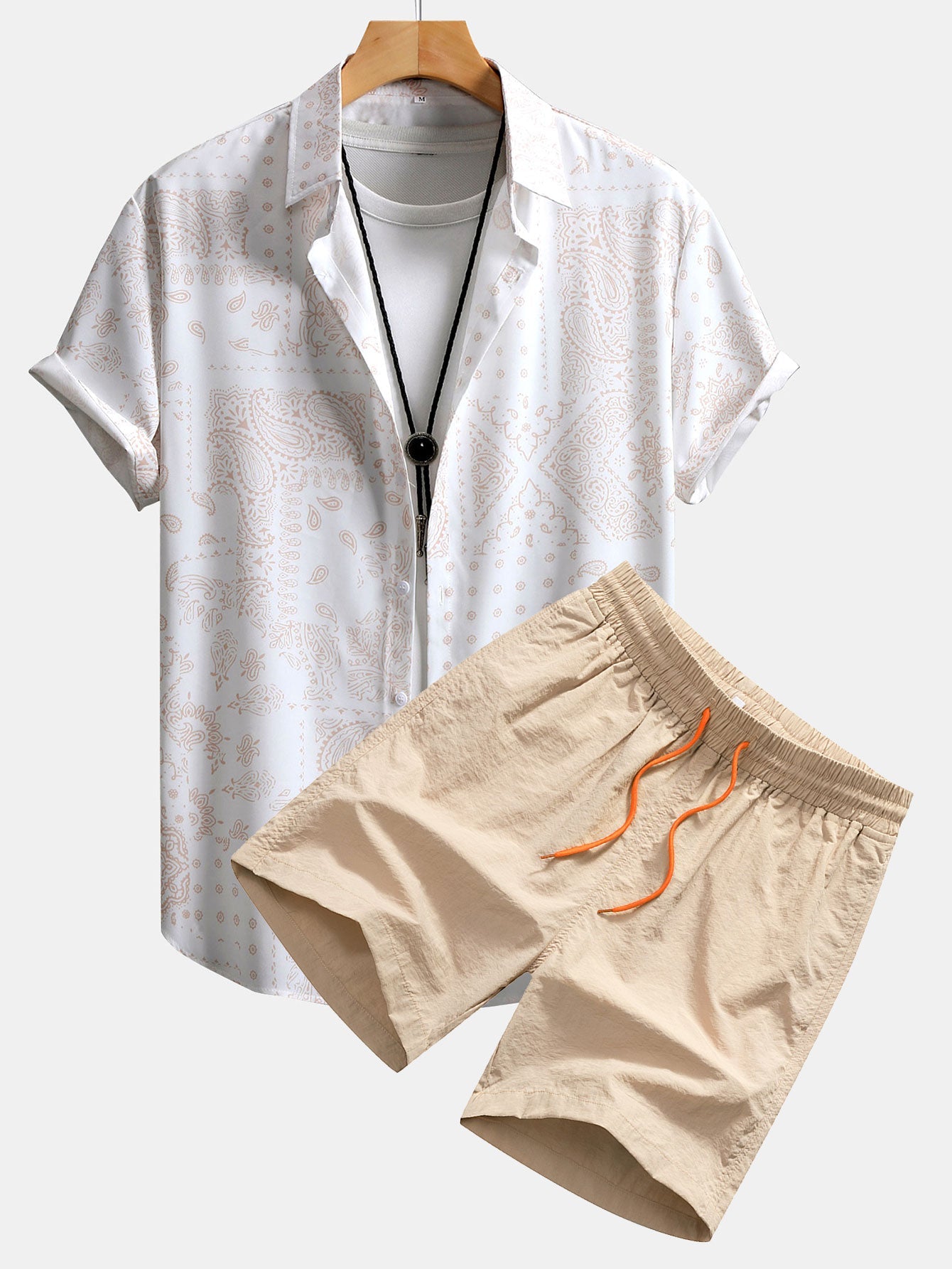 Camisa abotonada con estampado paisley y bañador corto.