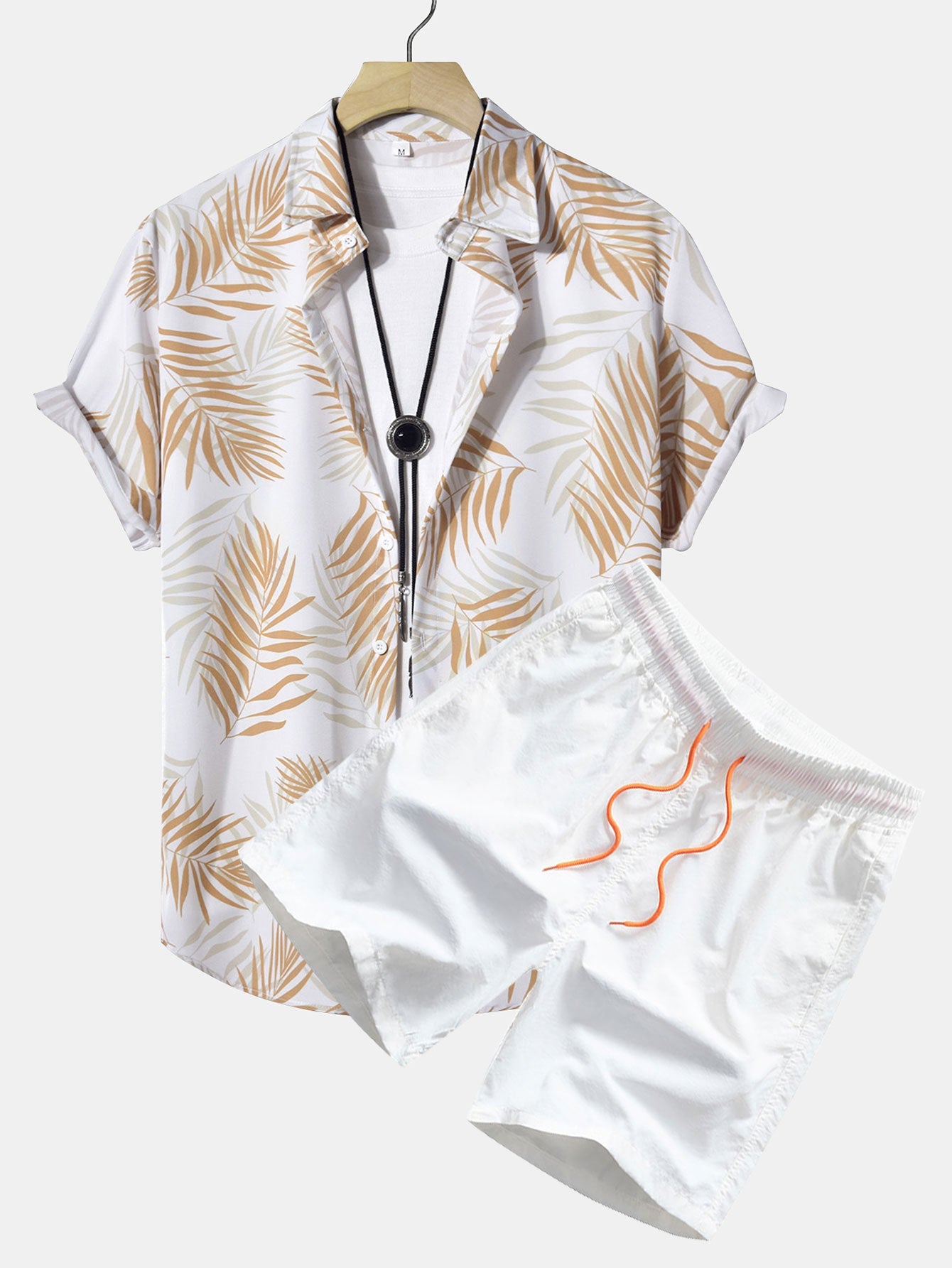 Camisa abotonada con estampado de hojas y bañador corto.