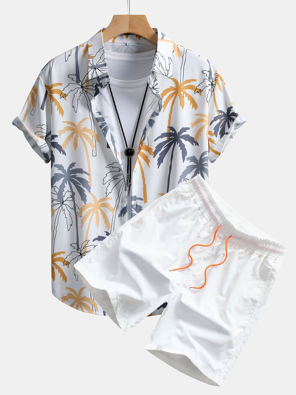 Camisa abotonada con estampado de palmeras y bañador corto.