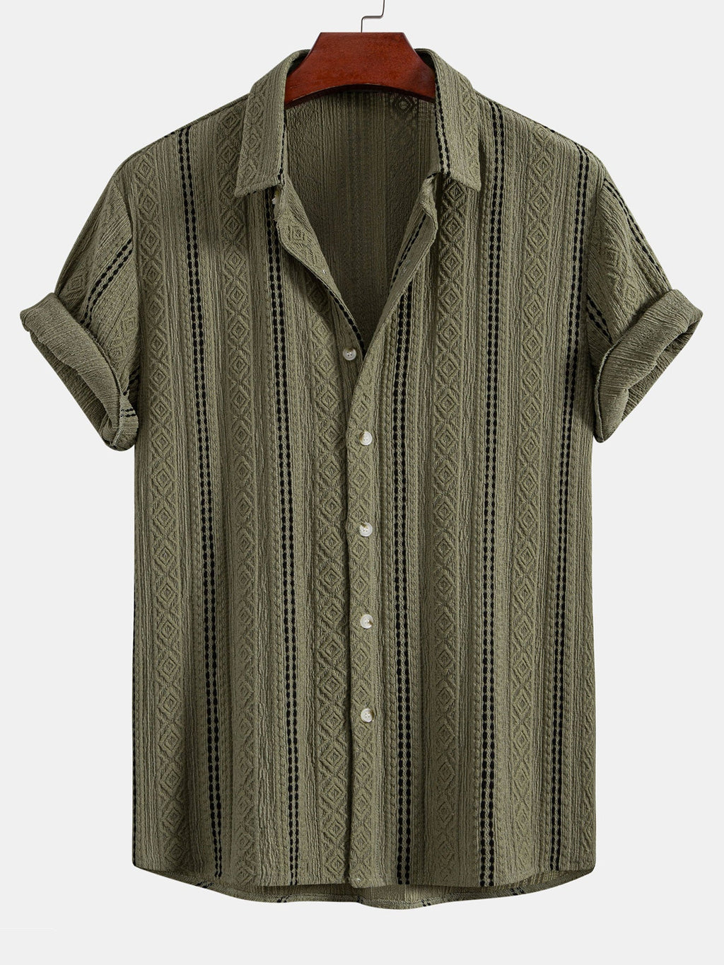 Camisa abotonada de jacquard con rayas geométricas y pantalones cortos de 5" con cordón y textura arrugada.