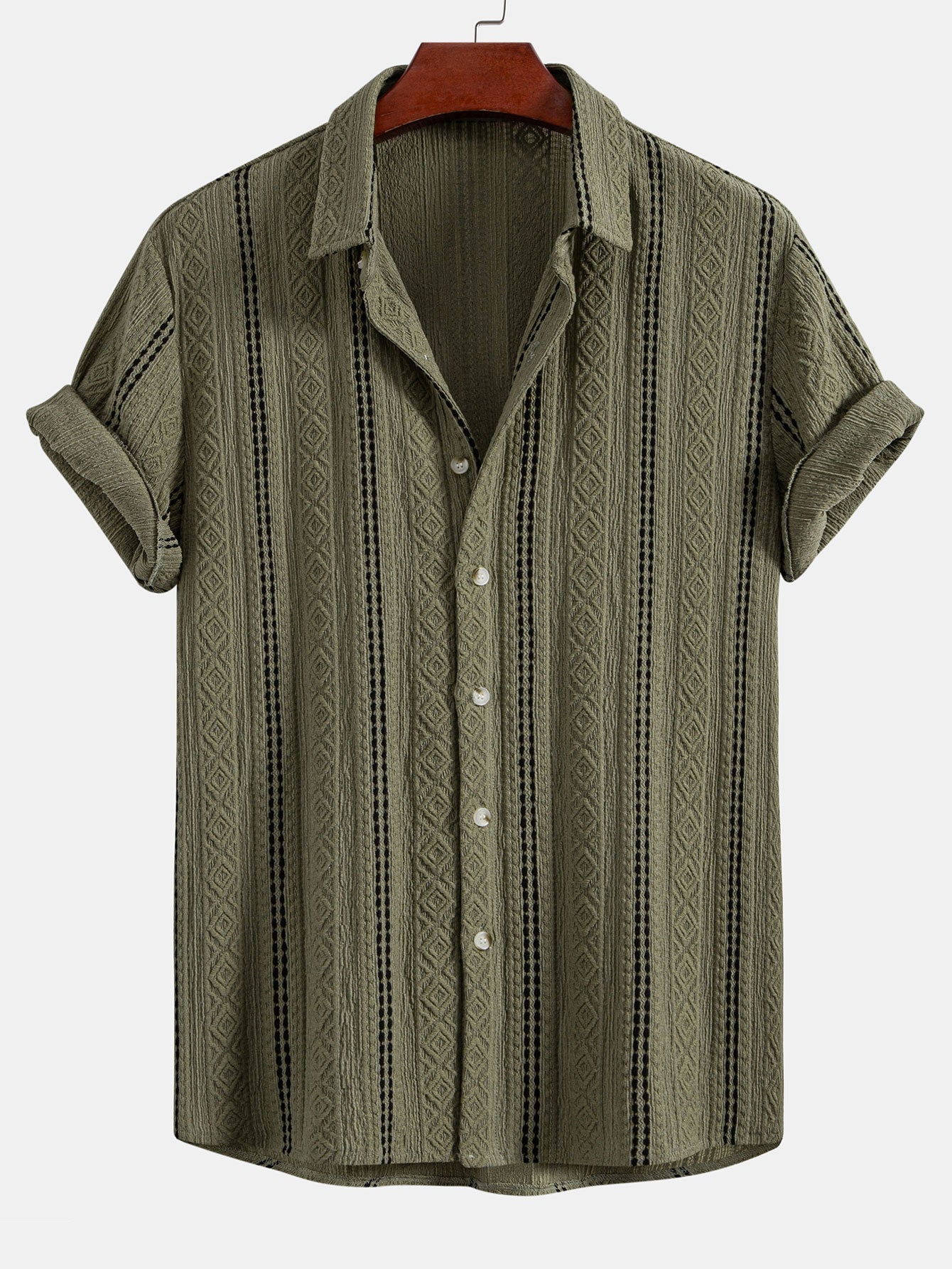 Camisa abotonada de jacquard con rayas geométricas y pantalones cortos de 5" con cordón y textura arrugada.
