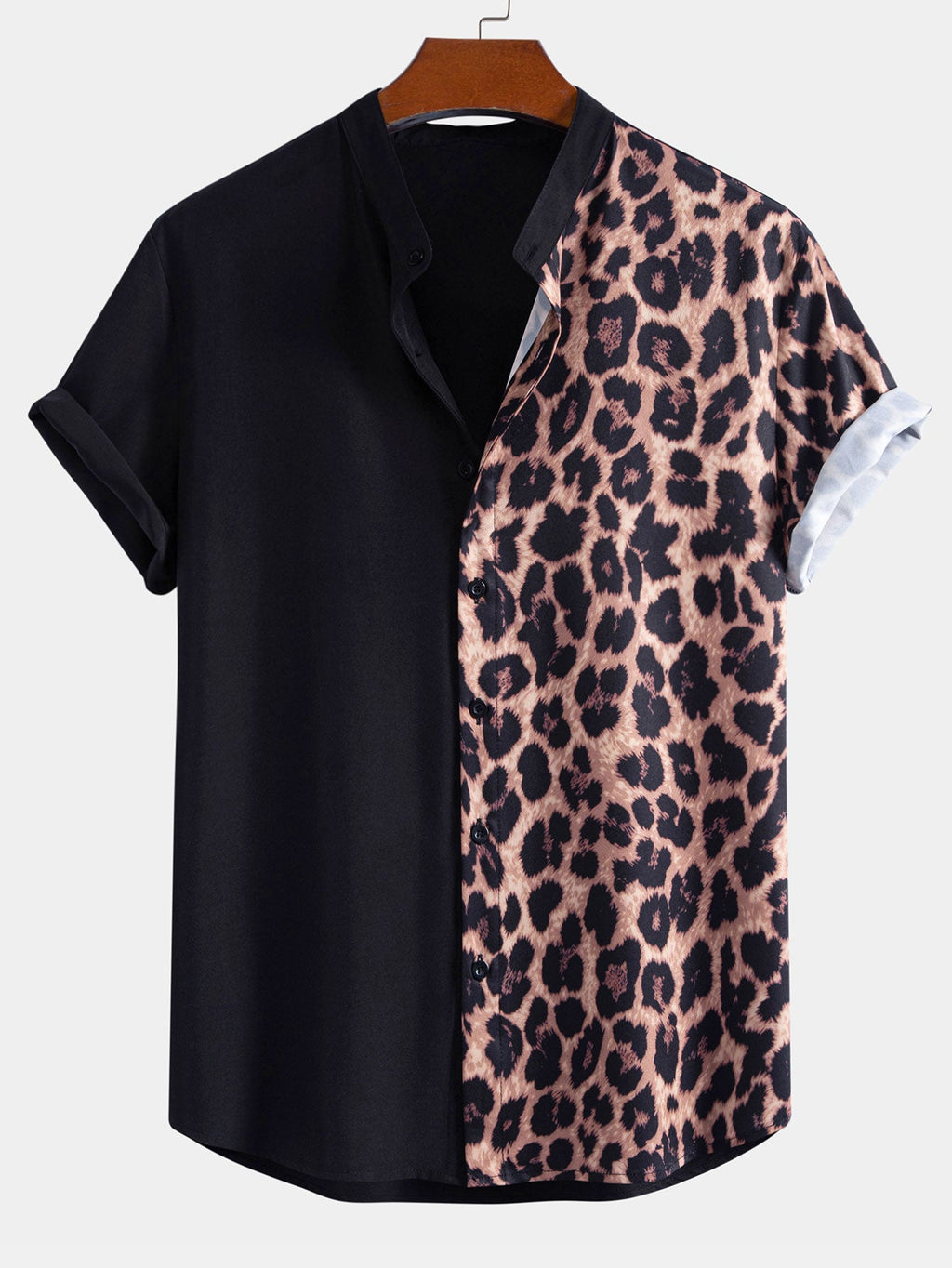 Camisa de cuello alto con estampado de leopardo y Short corto.