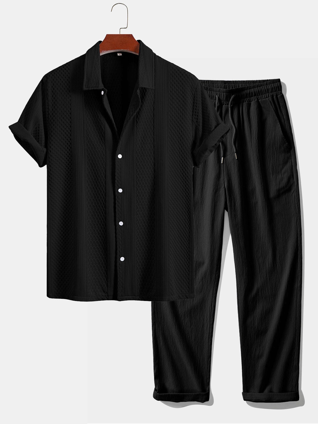 Camisa abotonada de jacquard geométrico y pantalones rectos con textura arrugada.