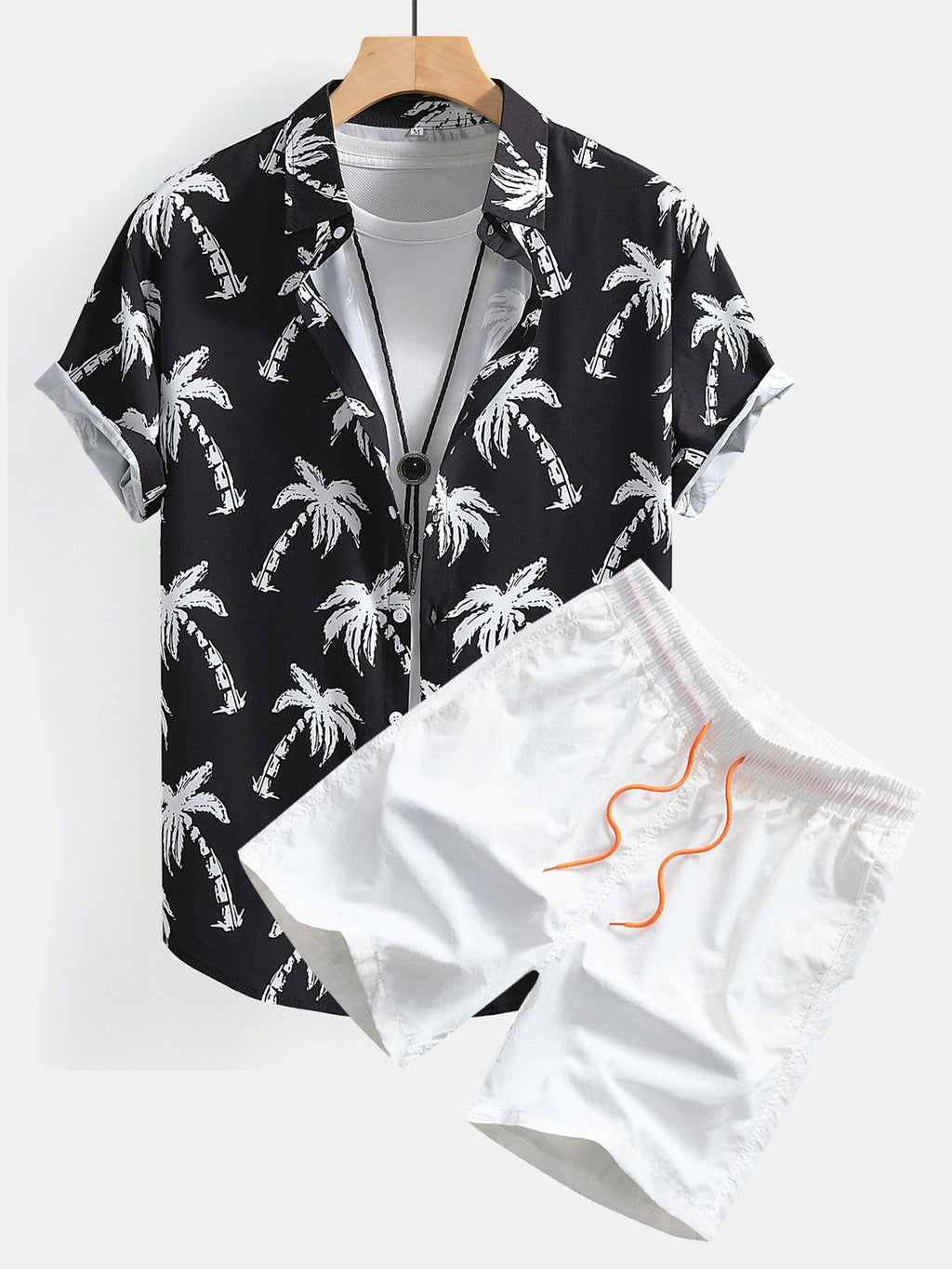 Camisa abotonada con estampado de palmeras y Short corto.