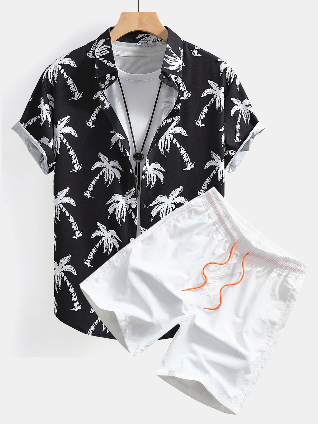 Camisa abotonada con estampado de palmeras y Short corto.
