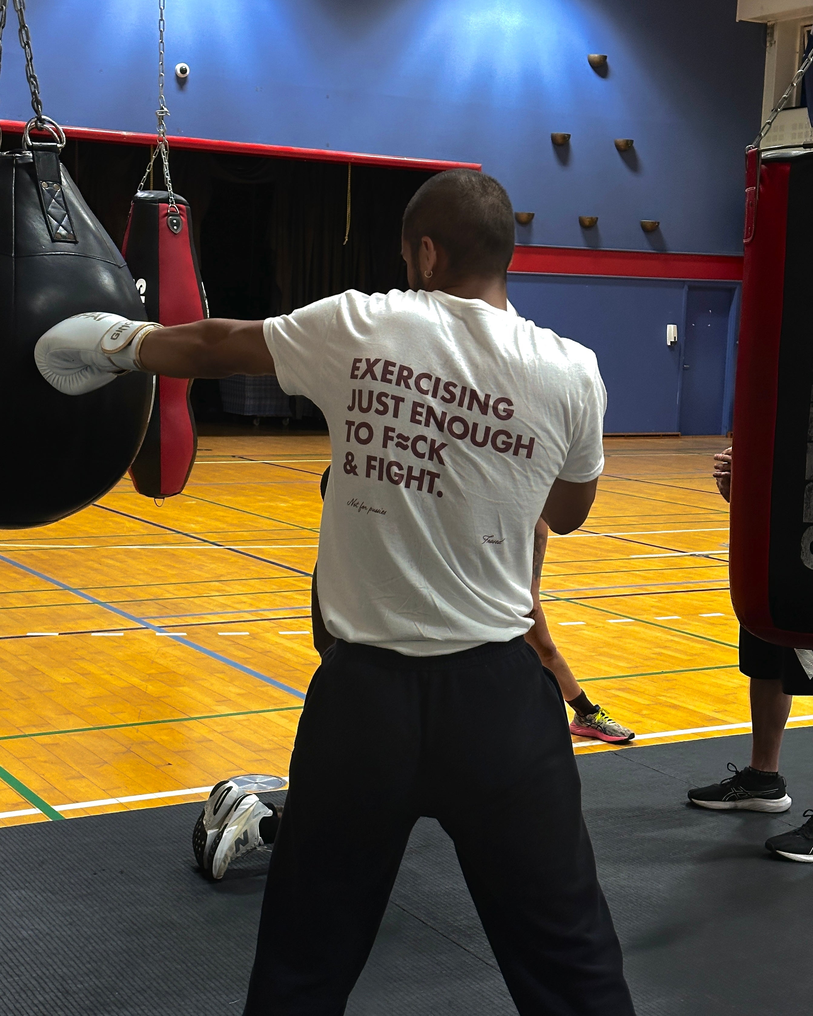 CAMISETA EXERCISING JUST ENOUGH TO F≈CK & FIGHT