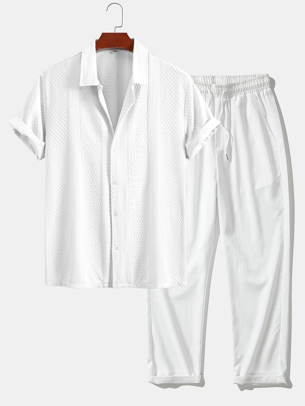 Camisa abotonada de jacquard geométrico y pantalones rectos con textura arrugada.
