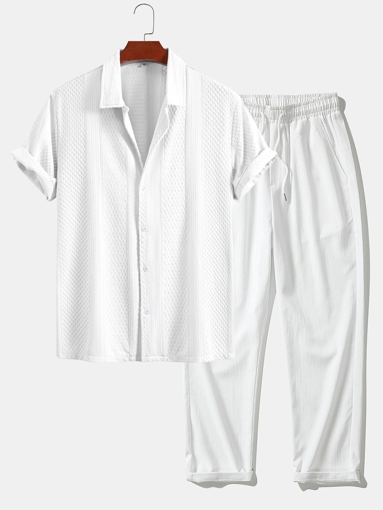 Camisa abotonada de jacquard geométrico y pantalones rectos con textura arrugada.