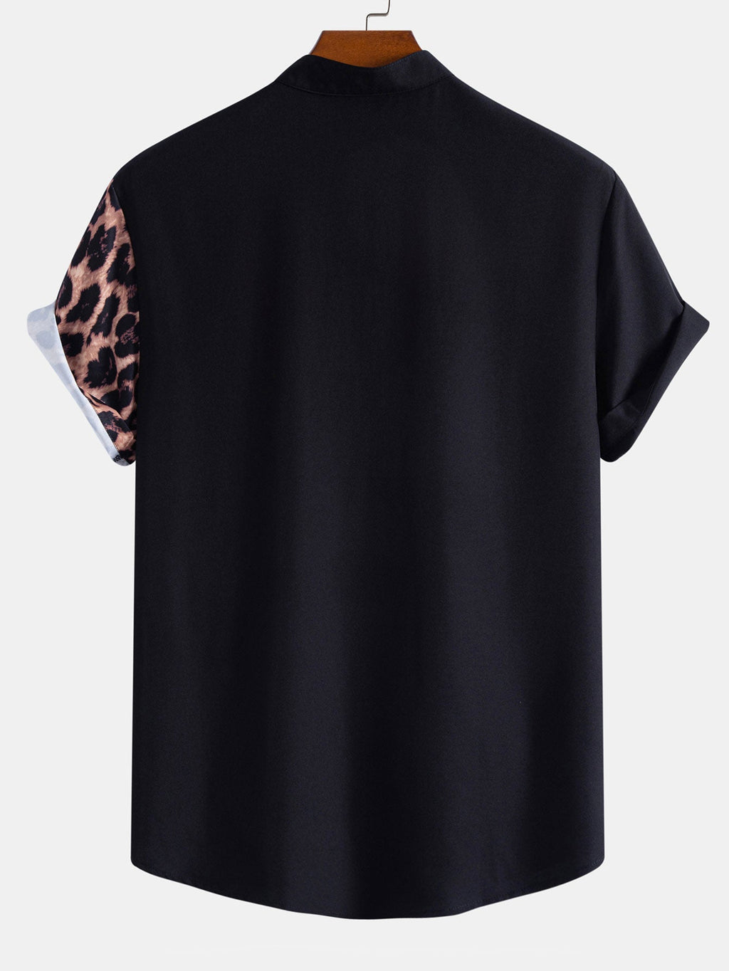 Camisa de cuello alto con estampado de leopardo y Short corto.