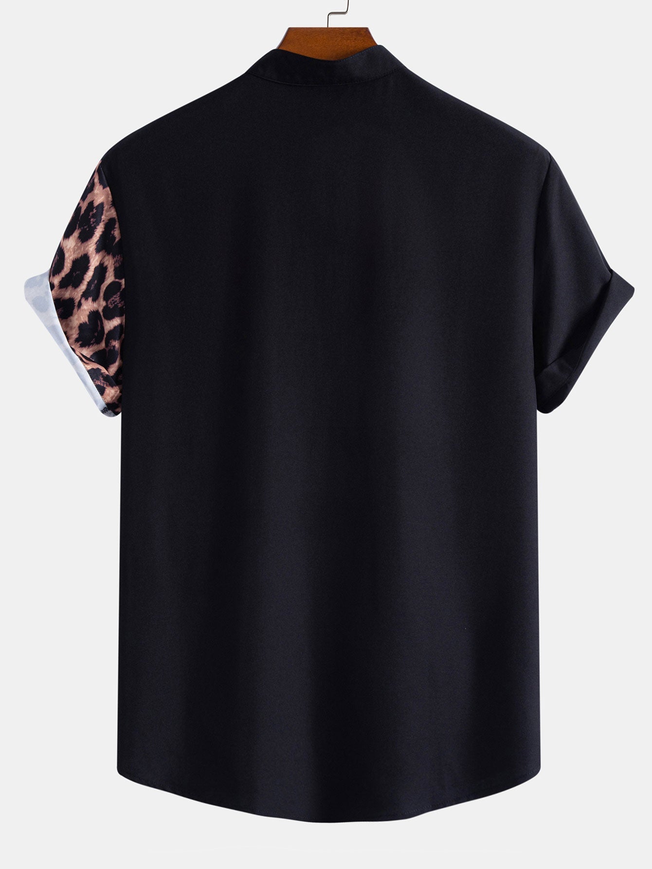 Camisa de cuello alto con estampado de leopardo y Short corto.