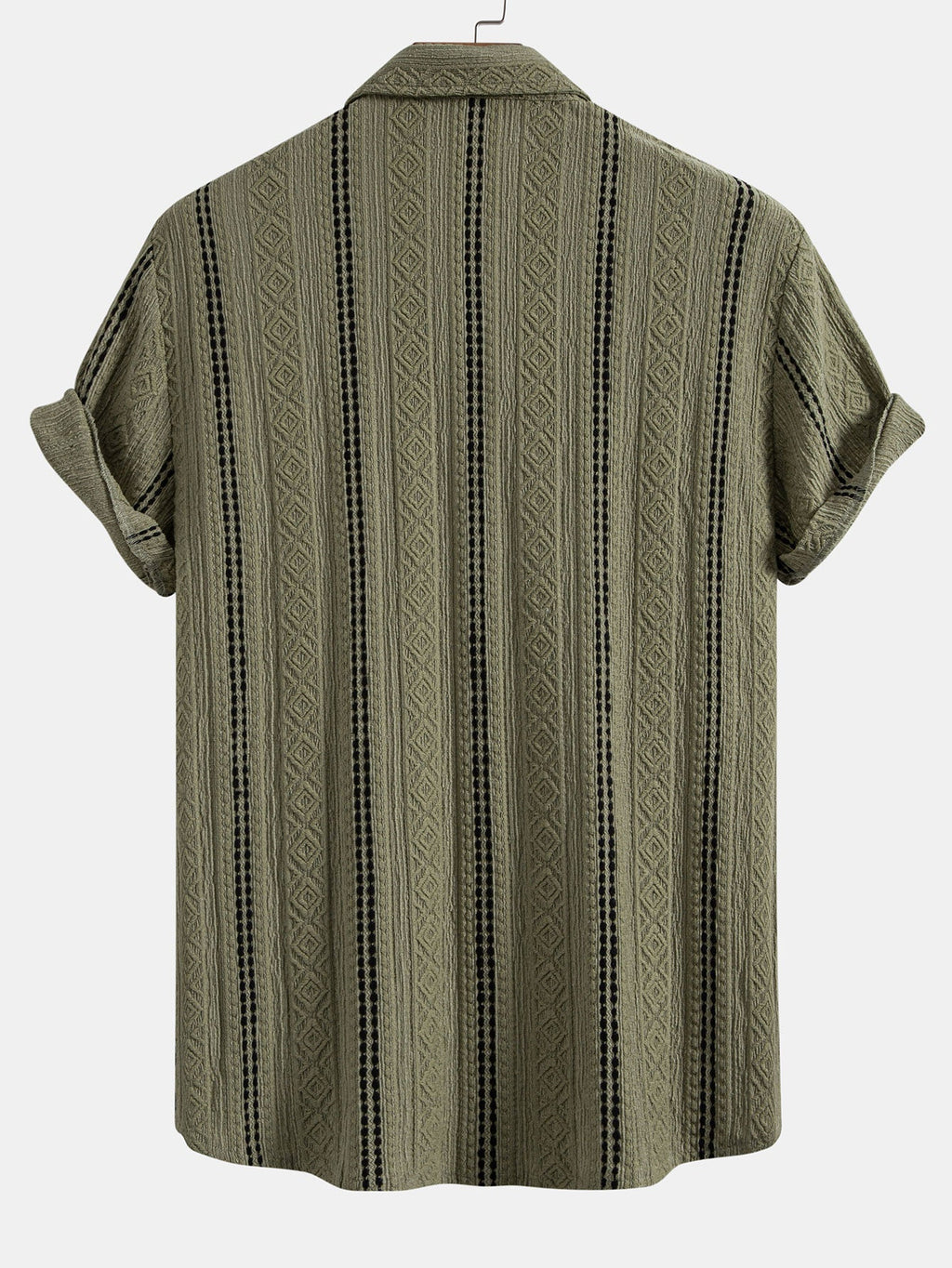 Camisa abotonada de jacquard con rayas geométricas y pantalones cortos de 5" con cordón y textura arrugada.