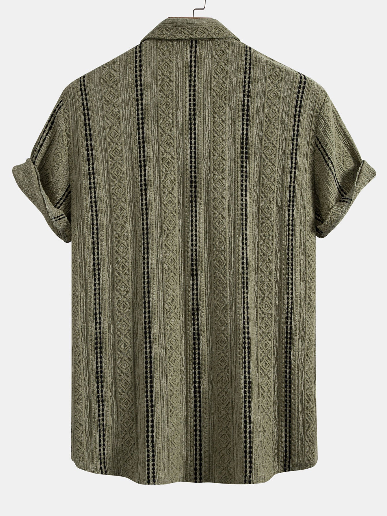 Camisa abotonada de jacquard con rayas geométricas y pantalones cortos de 5" con cordón y textura arrugada.
