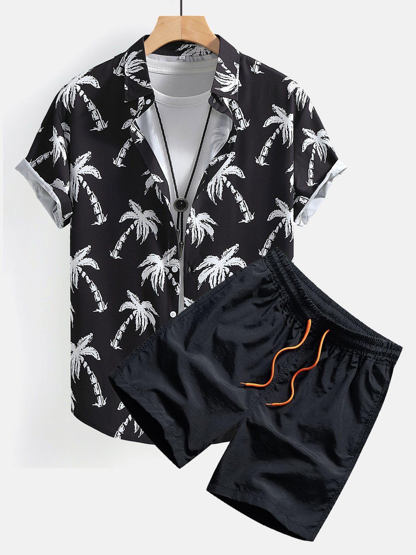 Camisa abotonada con estampado de palmeras y Short corto.