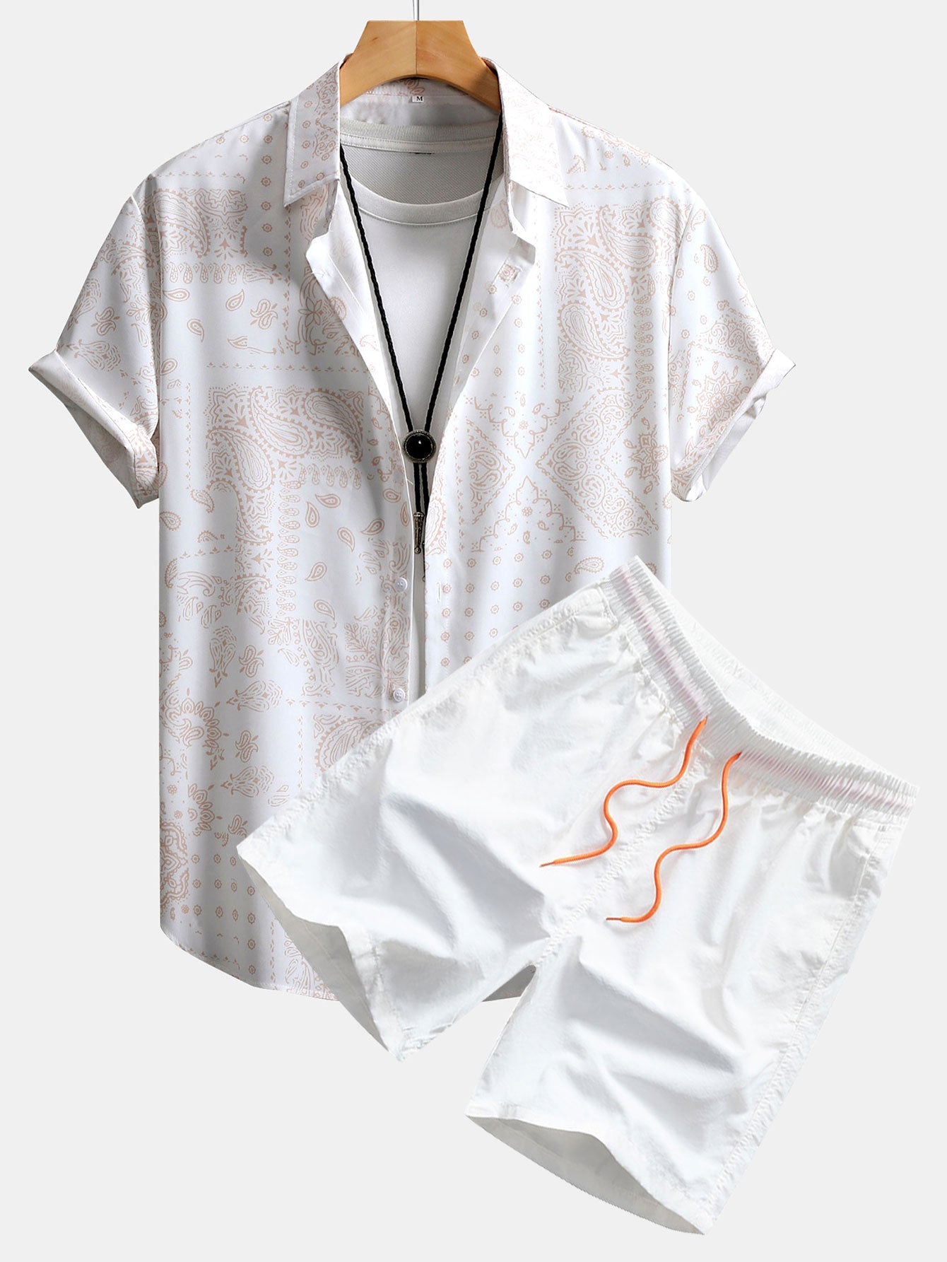 Camisa abotonada con estampado paisley y bañador corto.