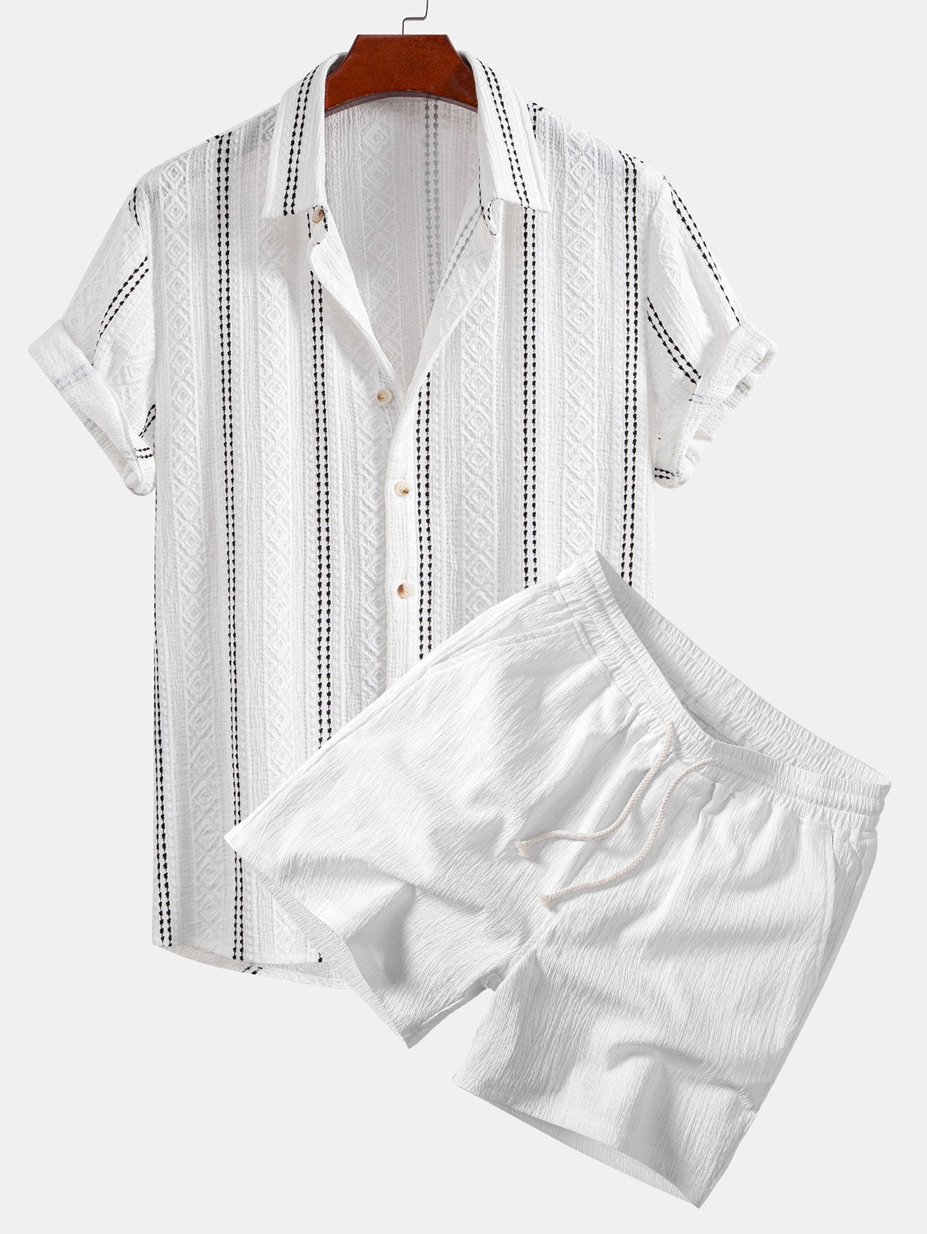 Camisa abotonada de jacquard con rayas geométricas y pantalones cortos de 5" con cordón y textura arrugada.