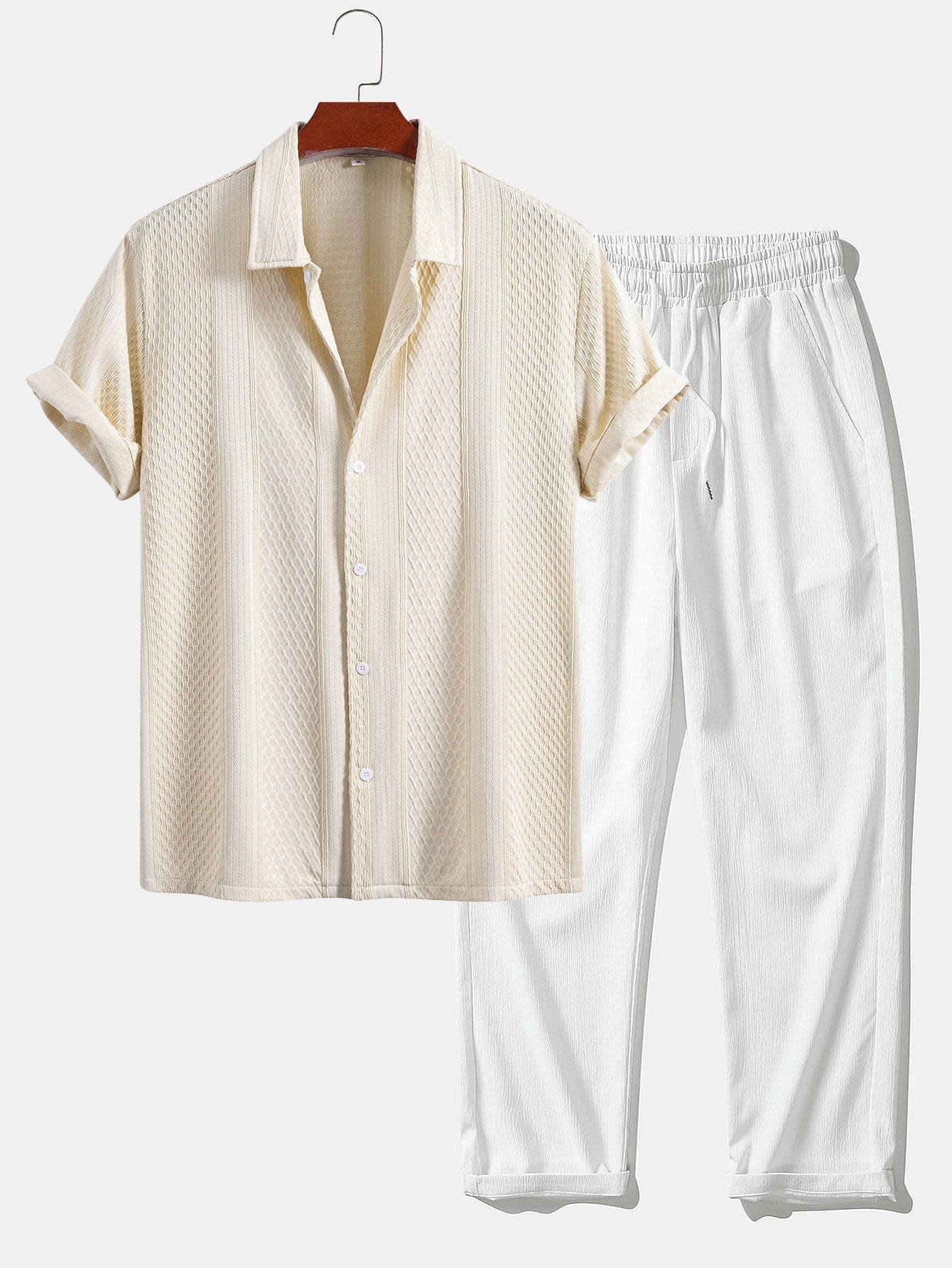 Camisa abotonada de jacquard geométrico y pantalones rectos con textura arrugada.