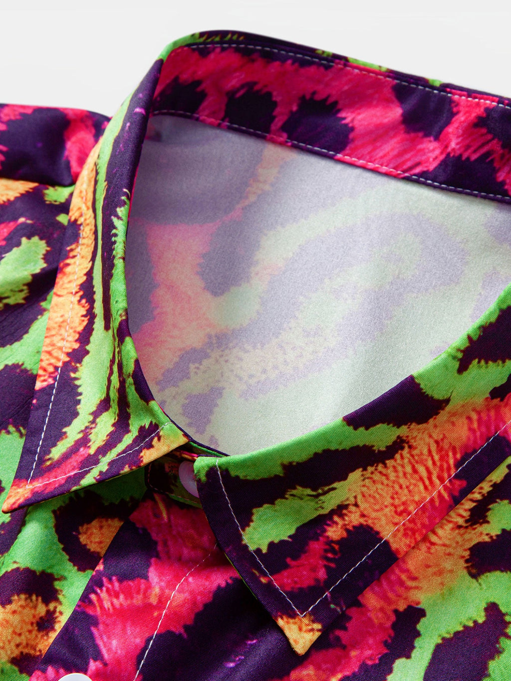 Camisa abotonada con estampado de leopardo colorido y Short corto.