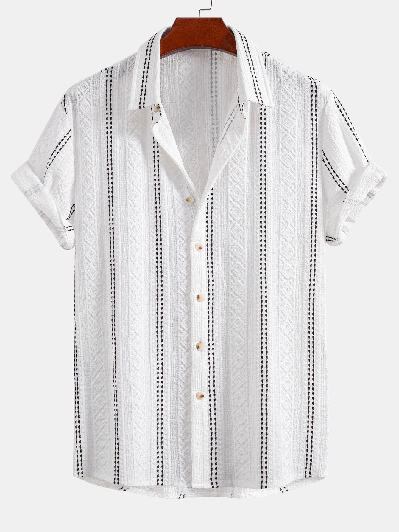 Camisa abotonada de jacquard con rayas geométricas y pantalones cortos de 5" con cordón y textura arrugada.