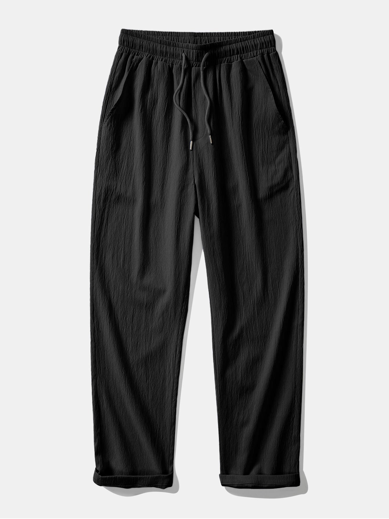 Camisa abotonada de jacquard geométrico y pantalones rectos con textura arrugada.