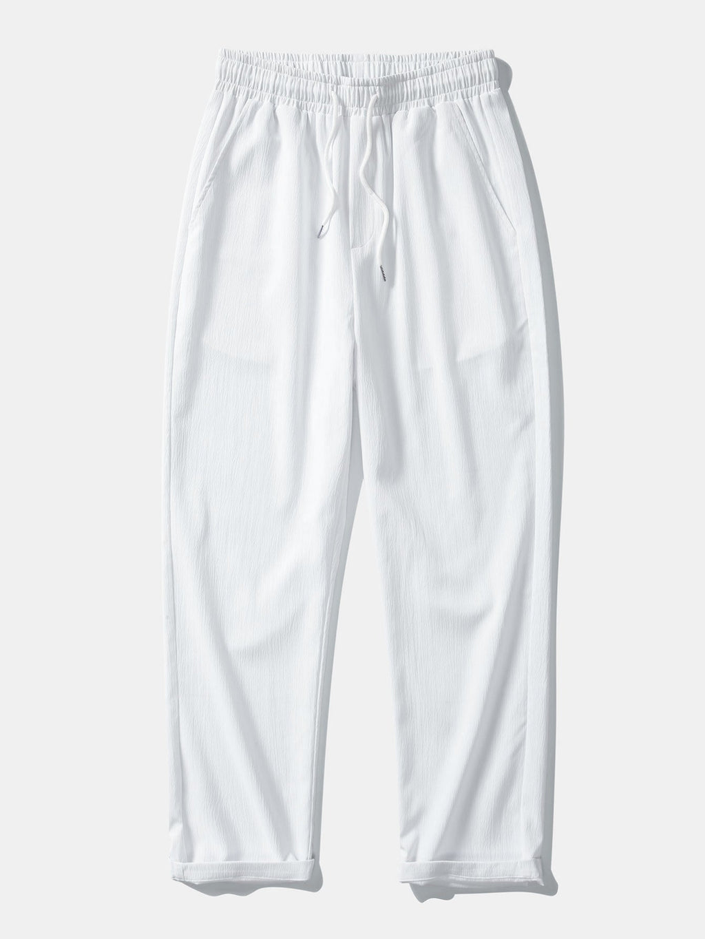 Camisa abotonada de jacquard geométrico y pantalones rectos con textura arrugada.