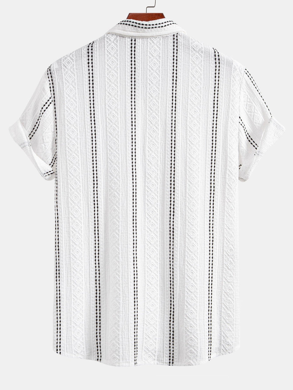 Camisa abotonada de jacquard con rayas geométricas y pantalones cortos de 5" con cordón y textura arrugada.