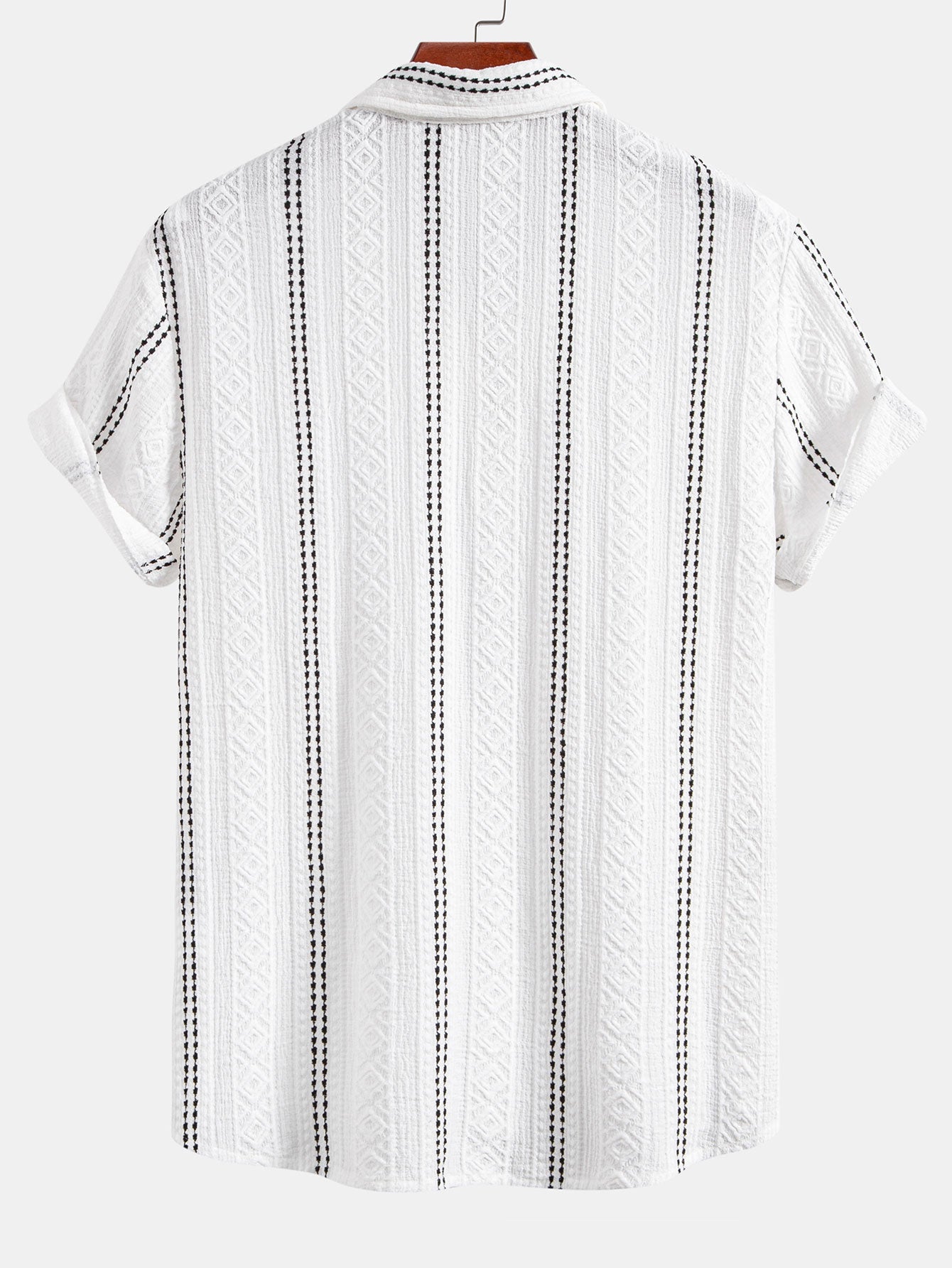 Camisa abotonada de jacquard con rayas geométricas y pantalones cortos de 5" con cordón y textura arrugada.